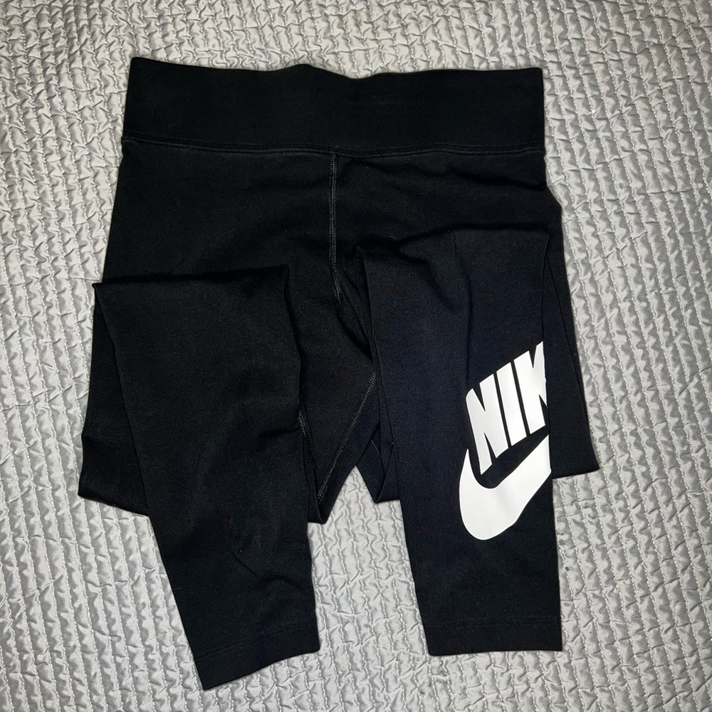 Nike Sportswear Essential High-Waisted Leggings